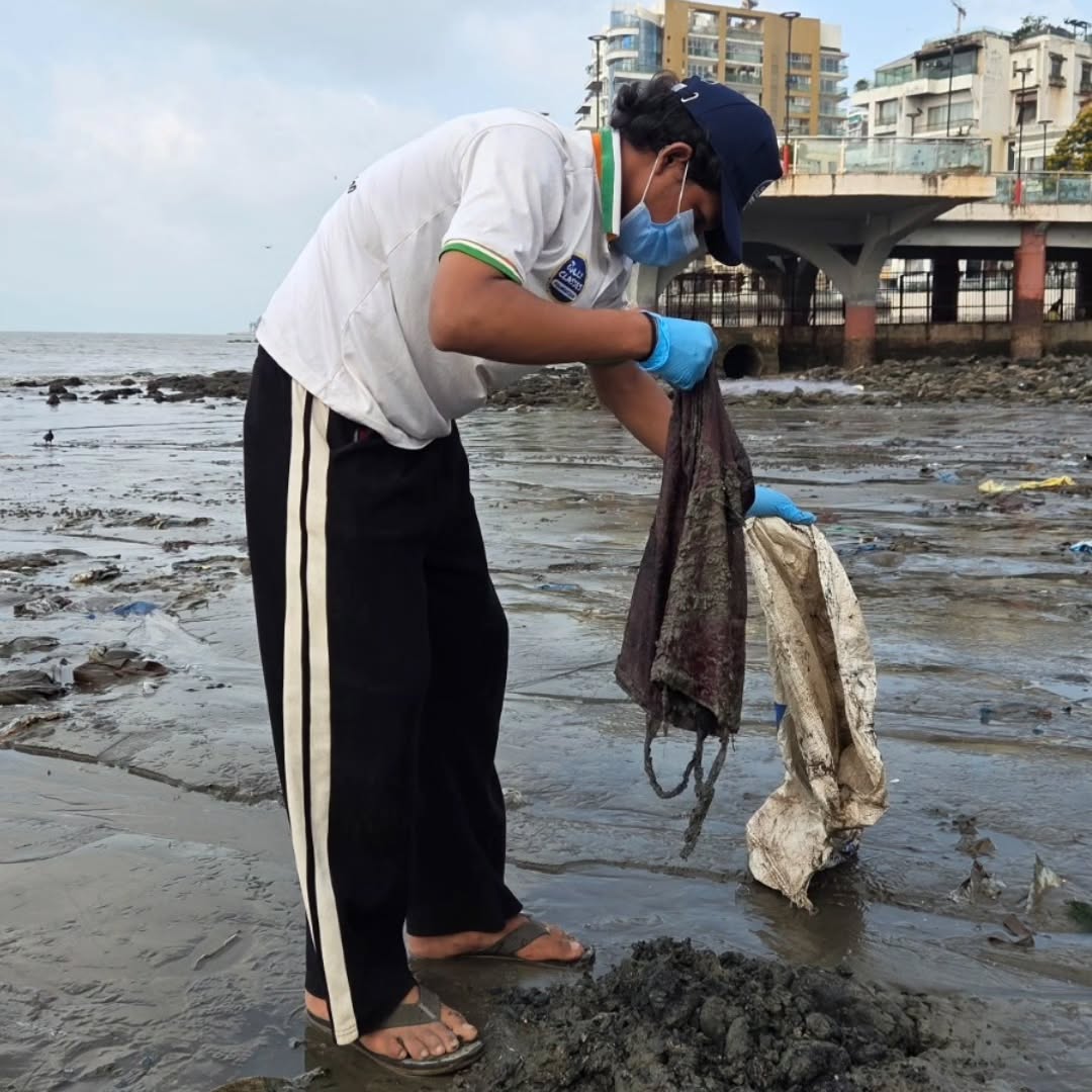 gullyclasses's tweet photo. Safai Yatra Day 19 at Girgaon Chowpatty 🌊✨
One mission. One team. One step closer to a cleaner tomorrow. Together, we turned action into impact 💚🔥
#BeachCleanup #SafaiYatra https://t.co/dUkzDSY5pf