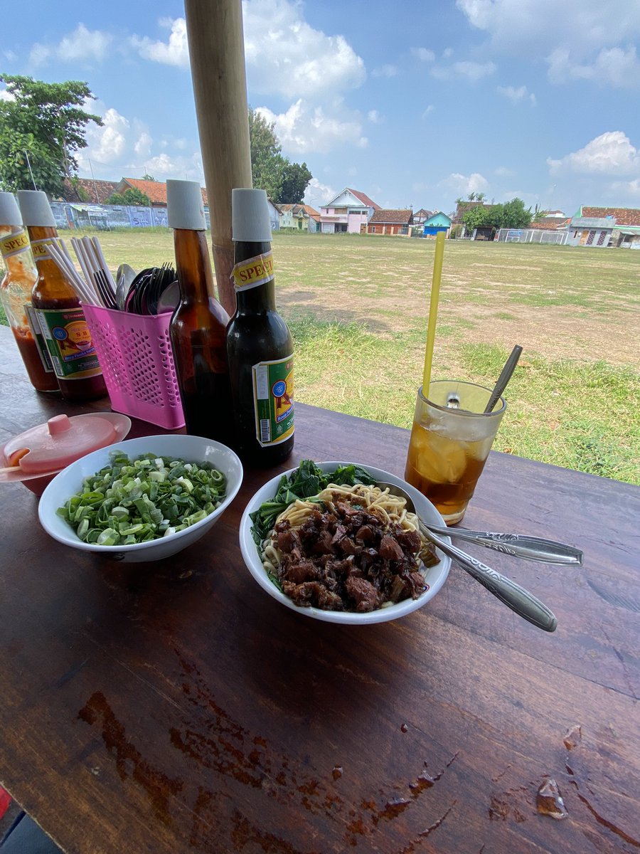Juniarta06's tweet photo. Cowo kalo makan         Cowo kalo makan
Sama ceweknya             Sendiri https://t.co/TkTd0tVEvN