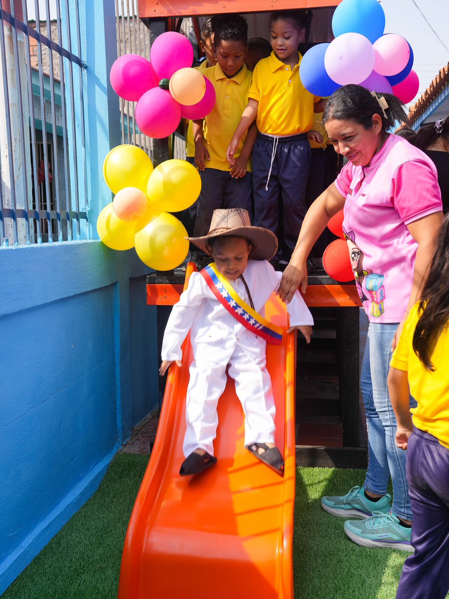 Alcaldiabna's tweet photo. 🛝✨Un nuevo parque ecológico infantil fue inaugurado por la alcaldesa del municipio Simón Bolívar, Sugey Herrera (@sugeyherreram) para la recreación y alegría de los alumnos del Centro de Educación Integral Poeta Eduardo Sifontes en Las Casitas.👦🏻👧🏻 https://t.co/I1cvgP3UsT