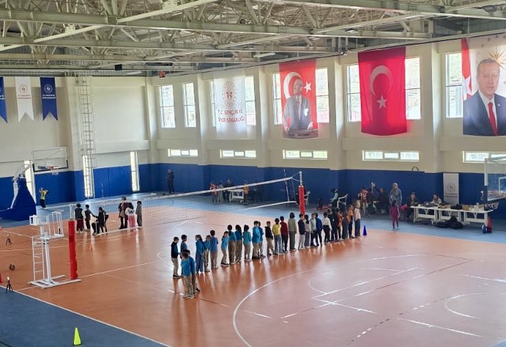 Erkan_gsb's tweet photo. Konya Gençlik ve Spor İl Müdürlüğümüzden gelen Antrenör,Spor Eğitim Uzmanı ve Beden Eğitimi öğretmenlerimizle ilçemiz İlköğretim 3.Sınıf öğrencilerimize Sportif Yetenek Taraması gerçekleştirdik.#HadimGençlikSpor https://t.co/Q623gUTkx0