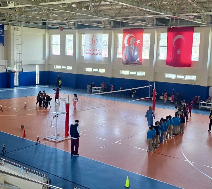 Erkan_gsb's tweet photo. Konya Gençlik ve Spor İl Müdürlüğümüzden gelen Antrenör,Spor Eğitim Uzmanı ve Beden Eğitimi öğretmenlerimizle ilçemiz İlköğretim 3.Sınıf öğrencilerimize Sportif Yetenek Taraması gerçekleştirdik.#HadimGençlikSpor https://t.co/Q623gUTkx0