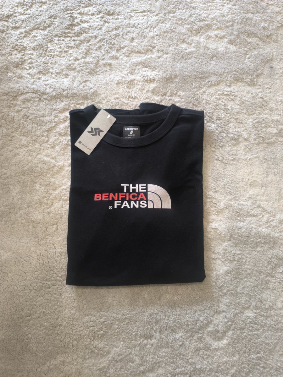 lordsports2019's tweet photo. 🔴⚪ The Benfica Fans 🦅
T-shirt exclusiva que une estilo The North Face com a paixão benfiquista. Design único para quem vive o Glorioso com atitude! 🔥
👕 Qualidade Premium:
100% Algodão
Gramagem: 190g (tecido grosso e durável ) https://t.co/2mSgKEdyuQ