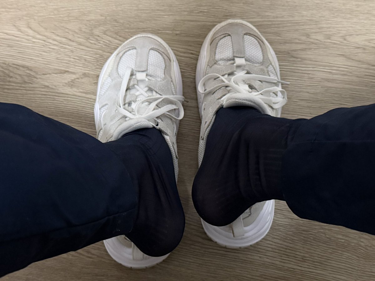 Tomatobriy's tweet photo. 第一次穿这种比较透的藏青色男士丝袜，明天配运动鞋，做个有氧，期待一下晚上脱下来的味道
#男士丝袜 #正装黑袜 #藏青色丝袜 #臭脚 #雄臭 #原味 https://t.co/7JDX0b8fOL