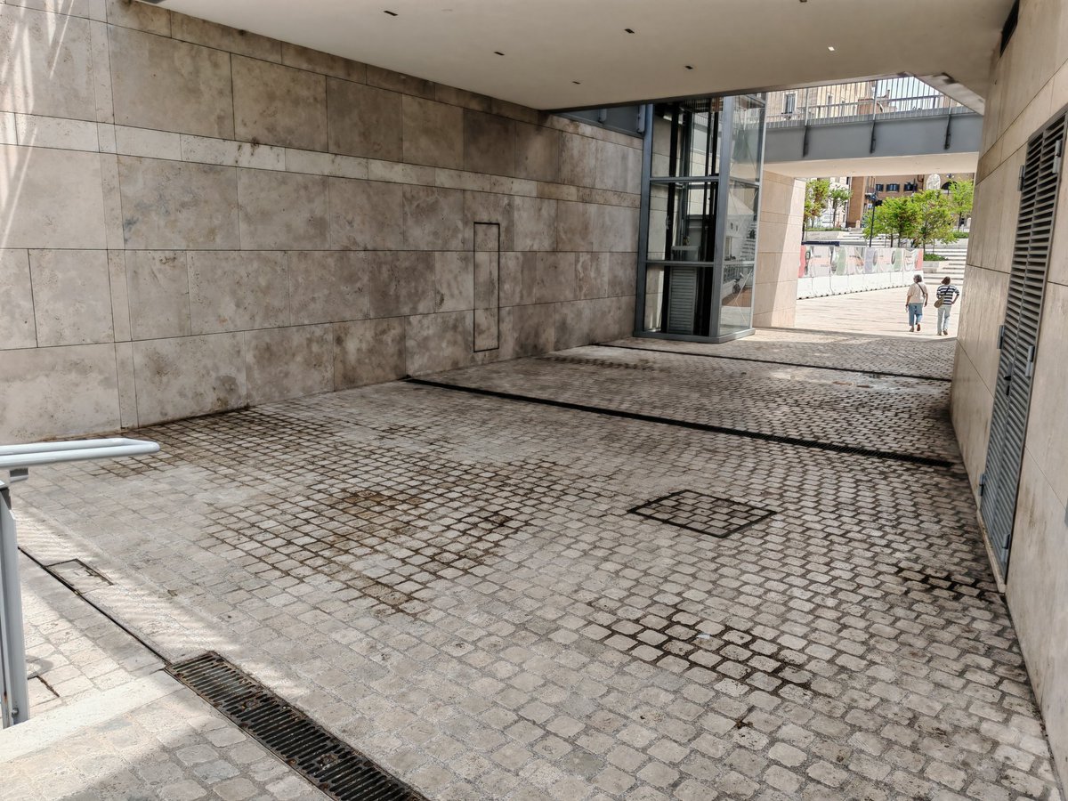 ant_garof's tweet photo. #Umarell in piazza Augusto Imperatore. I cipressi li hanno rimessi (qualcuno pende, una livella laser gliela prestavo io). Nel sottopasso San Rocco dopo la pioggia di stanotte ristagna l'acqua (e qui ci voleva la pendenza uniforme) @ilmessaggeroit @romatoday @gualtierieurope https://t.co/7H5OaqzFoe