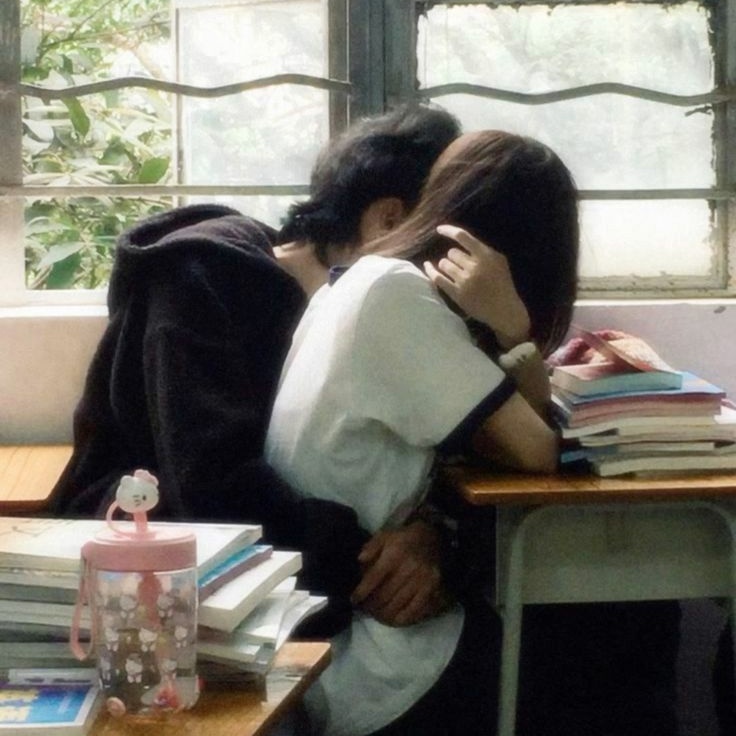 Jamjampomuu's tweet photo. how me and him be acting after swearing we're just friends https://t.co/iqwn0XtMod