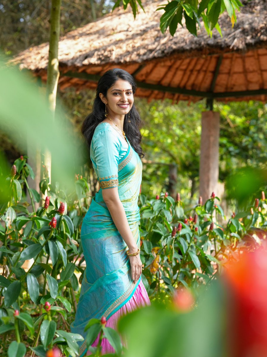 varanasi_manasa's tweet photo. Sunshine, silk and auspiciously good vibes 🌷🦋 https://t.co/l178u9o4eY