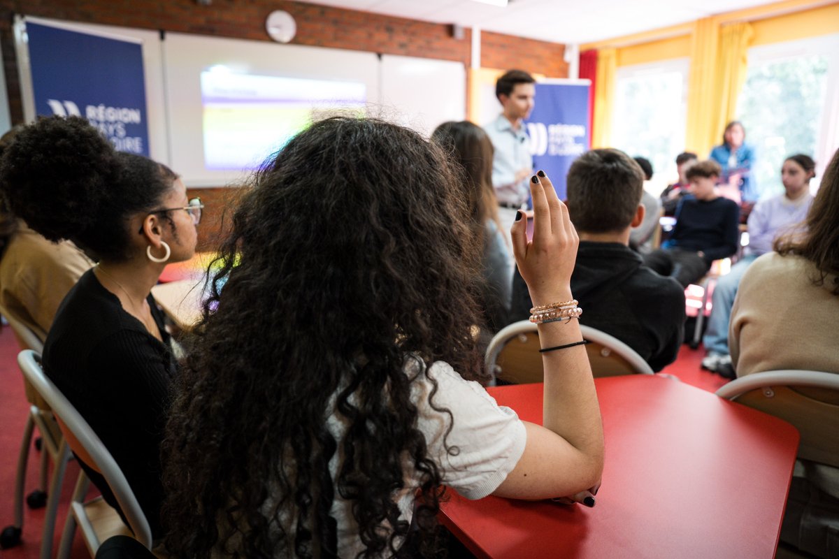 paysdelaloire's tweet photo. ➡️ @C_MORANCAIS  a présenté devant les élèves du lycée Grand Air à La Baule, les mesures de l’engagement régional contre le harcèlement
scolaire dans les lycées, aux côtés d’@ElianPOTIER1, co-président de Faire Face et ambassadeur national de la lutte contre le harcèlement scolaire.

La Région lance une offensive sans précédent pour protéger ses lycéens du harcèlement scolaire ⤵️

👉 Première collectivité à nouer un partenariat avec l’Association @eenfance / 3018 : les 150 000 lycéens équipés d’un ordinateur fourni par la Région auront désormais un accès direct au chatbot 3018, agréé par le Ministère de l’Éducation nationale.
👉 Mise en place de réseaux départementaux réunissant Rectorat, enseignement catholique, enseignement agricole, Agence Régionale de Santé, Maisons des adolescents, Police nationale et Promotion Santé Pays de la Loire.
Quatre réseaux sont déjà opérationnels ; un cinquième, en Mayenne, ouvrira dès la rentrée 2026.
👉 Dès septembre 2026, tous les agents régionaux en lycée seront formés. Les entreprises de transport seront également mobilisées afin de renforcer la vigilance des conducteurs de cars scolaires @reseau_Aleop.