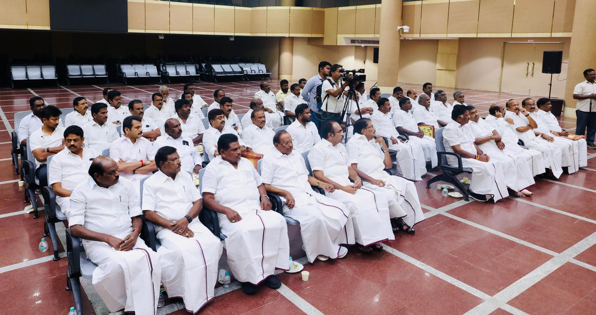 Udhaystalin's tweet photo. கழகத் தலைவர் @mkstalin அவர்கள் தலைமையில், அண்ணா அறிவாலயத்தில் நடைபெற்ற தி.மு.கழக சட்டமன்ற உறுப்பினர்கள் ஆலோசனைக் கூட்டத்தில் இன்றைய தினம் பங்கேற்றோம்.  

தமிழ்நாட்டு மக்களின் ஏற்றத்திற்காக, கழகத் தலைவர் வழிகாட்டுதலில் அயராது உழைப்போம்.

@arivalayam https://t.co/bM2QkBFrla