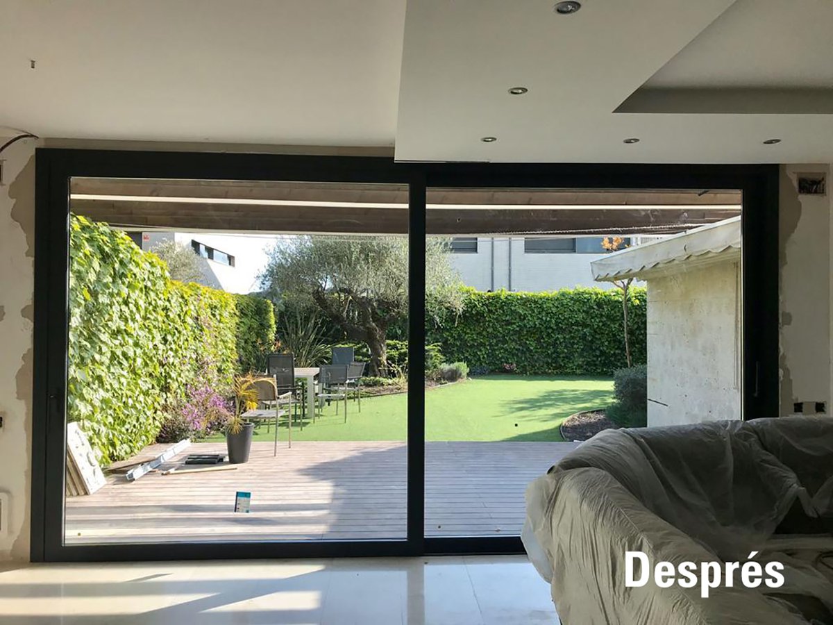 totaluminicanet's tweet photo. Sovint ens agrada recuperar feines on podem comparar com eren els espais abans de la nostra intervenció i com han quedat després. En aquest cas, es van canviar unes balconeres antigues per unes de noves CP130 de @ReynaersSP. La diferència estètica i funcional és notable. https://t.co/czdpoIy2yn