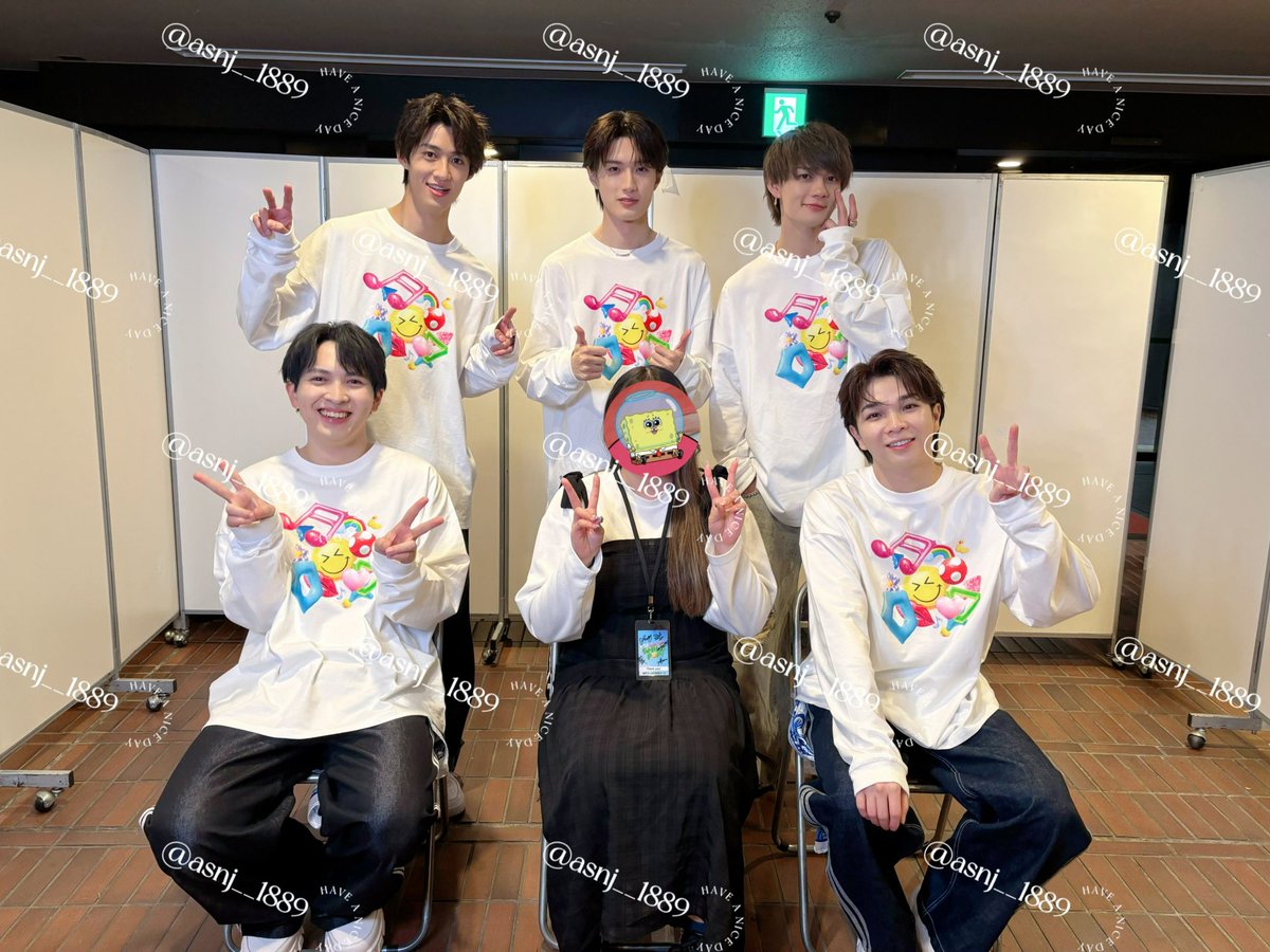 (今更ですが)全体写真はこちらです‼️
ほんとに仁人さん見れなかったの後悔でしかない(見れないだろ真横ほぼ0距離にいて見れるわけないしんぢゃう)(補足すると、首にかけてるやつ、仁人さんにかけてもらいました。挙動不審で固まってました私。はい。)