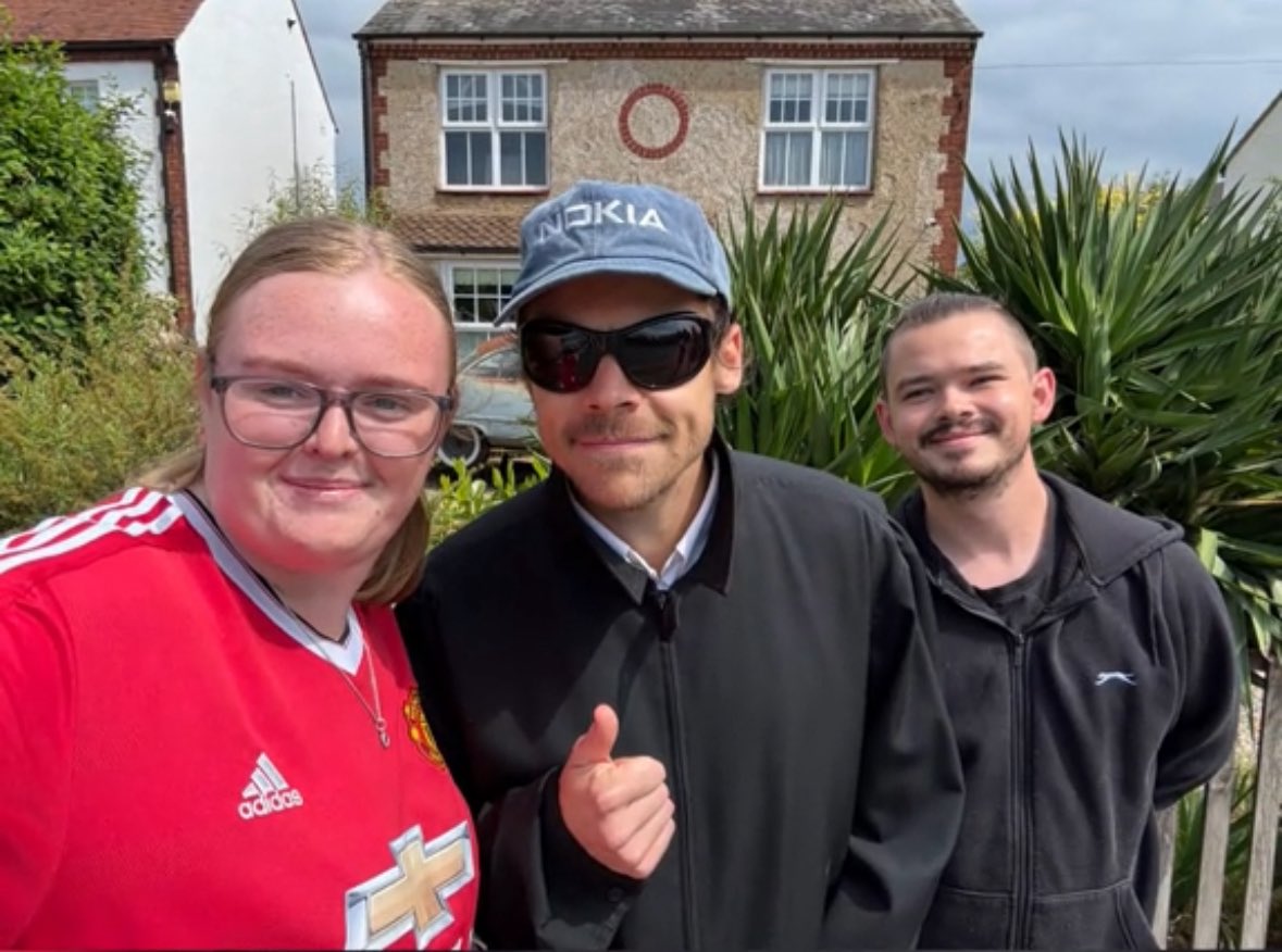 HarryMexOficial's tweet photo. Harry hoy con fans en Londres! 
©️bby3_x

Mírenlo, bien tranquilo como si no hubiera alterado a los harries con el nuevo vídeo https://t.co/NAEAKTmk8K