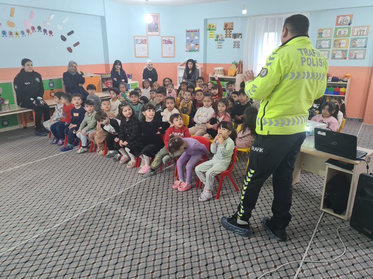 karayazigovtr's tweet photo. Karayazı Trafik Denetleme Büro Amirliği, Karayazı Karçiçeği Anaokulu’nda gerçekleştirdiğimiz eğitim faaliyetlerinde; 53 öğrencimize ve 4 öğretmenimize “Temel Trafik Bilgileri” ve “Trafikte Güvenlik” konularında hem teorik hem de uygulamalı eğitimler verdik. https://t.co/qS3mRwPKsL