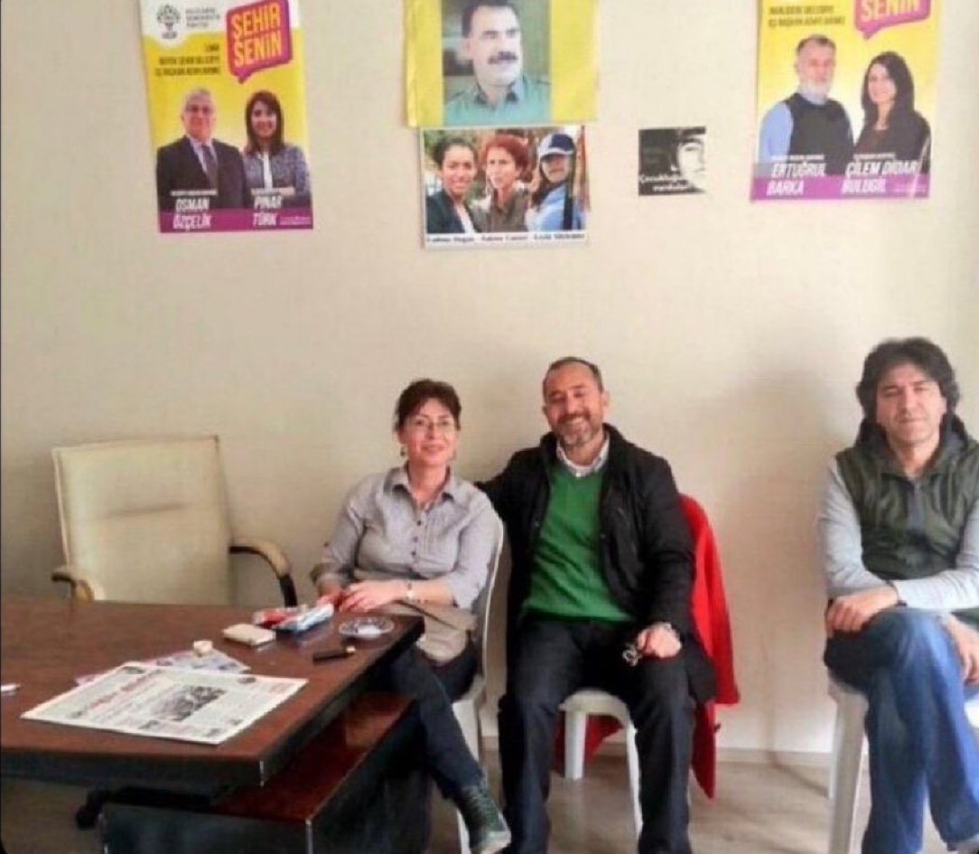 ocizi_'s tweet photo. Bu da sözde ODTÜ Bahar Şenliği'nde konser veren İlkay Akkaya :) bahar şenliği demeye dilim varmadı benim https://t.co/KEqbiKdhhY
