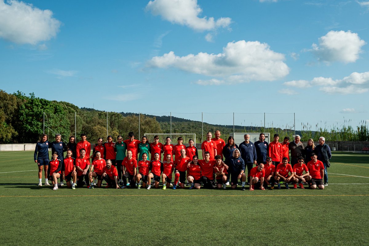 GFCFundacio's tweet photo. 🤩 El programa 𝑪𝒓𝒆𝒊𝒙 𝒂𝒎𝒃 𝒆𝒍 𝑮𝒊𝒓𝒐𝒏𝒂 ha estat tot un èxit. 

Els jugadors i jugadores de la Fundació Girona FC i del @GFCAcademia han compartit grans estones de futbol i d’Orgull Gironí ❤️🤍 https://t.co/P7QP4t4lJ7