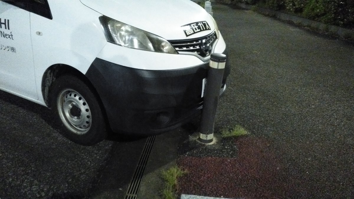 zipangworks's tweet photo. 県外仕事に向かっている最中の某所駐車場にて↓どう見てもポールに前っ面ぶつかっているのに放置されていた車両で思いっきり会社の看板抱えてるに大丈夫なのかと思いました… https://t.co/jNP4nOYHOk
