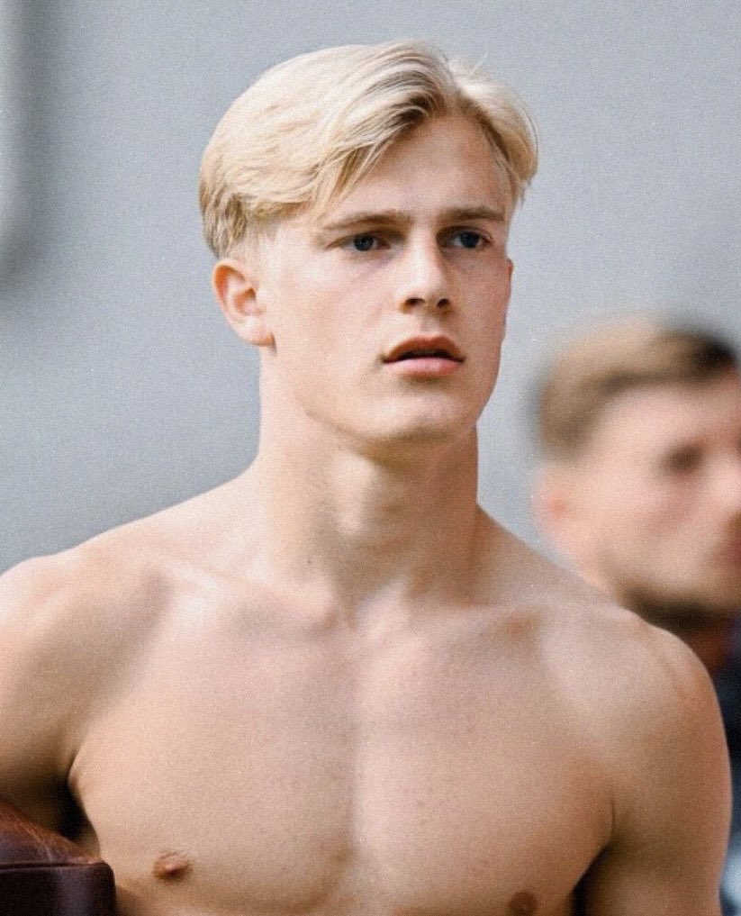 homem sem tatuagem parece que veio direto de um romance de época