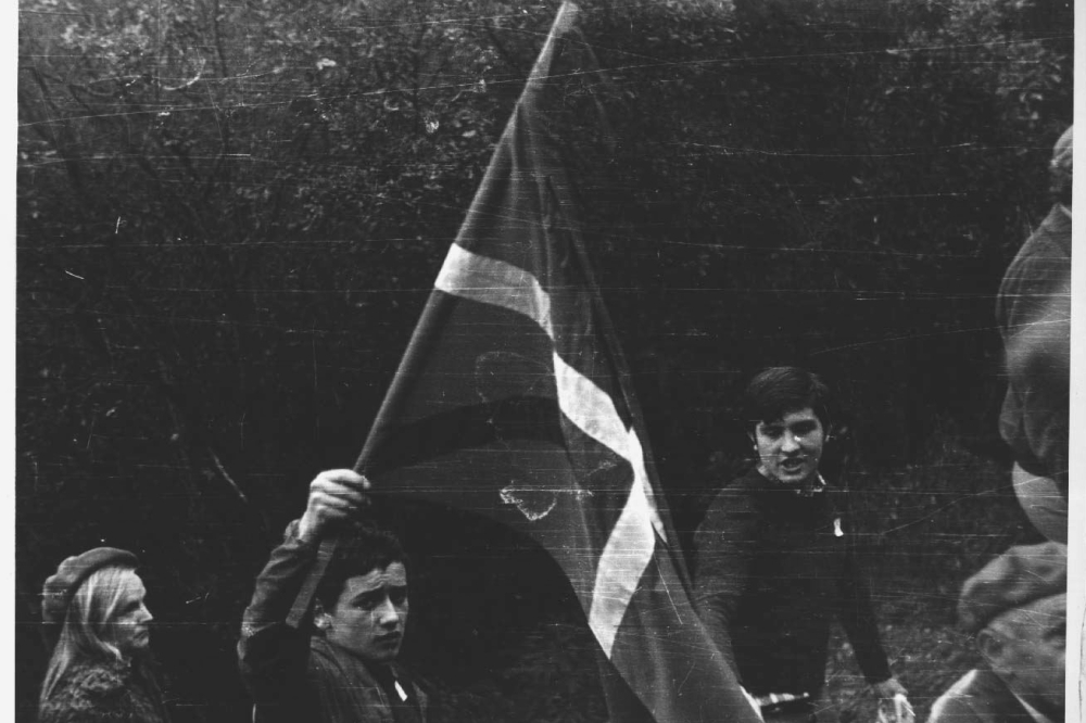 EHMemoriahisto1's tweet photo. Montejurran, gazte bat ikurrinarekin. Ikurrina debekaturik zegoen eta horrek adierazten du Montejurra orotariko antifrankisten bilgune izan zela urte hartan
https://t.co/zz7iXvO1sn https://t.co/Y66ul6p2by