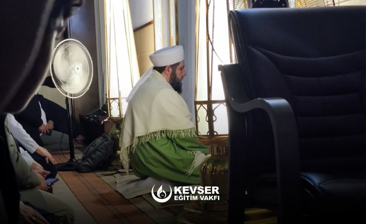 KevserEgitim's tweet photo. Ailenin güçlü olduğu yerde toplum da güçlü olur. Cumhurbaşkanlığı tarafından ilan edilen “Aile ve Nüfus On Yılı (2026–2035)” vizyonunu bu açıdan kıymetli ve yerinde bir adım olarak görüyoruz.

Kevser Eğitim Vakfı olarak inanıyoruz ki; aile sadece bireylerin bir araya geldiği bir yapı değil, aynı zamanda evlilikle sağlam temeller üzerine kurulan, değerlerin aktarıldığı ve nesillerin yetiştiği bir mekteptir. Bu sebeple sağlıklı evliliklerin teşvik edilmesi, gençlerin evliliğe bilinçli şekilde hazırlanması ve aile içinde sevgi, sorumluluk ve merhamet ekseninde bir çocuk yetiştirme anlayışının desteklenmesi, toplumumuzun yarınları adına büyük önem taşımaktadır.

Bizler de çalışmalarımızda aileyi merkeze almaya; gençlerimizin sağlam evlilikler kurabilmesine katkı sunmaya, anne-babalık bilincini güçlendirmeye ve ahlaki temelleri güçlü nesillerin yetişmesine destek olmaya devam ediyoruz. Eğitim, rehberlik ve bilinçlendirme faaliyetlerimizle bu sürecin aktif bir parçası olmayı sürdüreceğiz.

Aileyi korumak ve güçlendirmek, sadece bir politika meselesi değil; aynı zamanda değerlerimize sahip çıkmanın ve geleceğimizi inşa etmenin bir gereğidir.

Bu bilinçle, toplumun tüm kesimlerini aileyi, evliliği ve sağlıklı nesillerin yetişmesini destekleyen bir anlayışla sorumluluk almaya davet ediyoruz.

Kevser Eğitim Vakfı