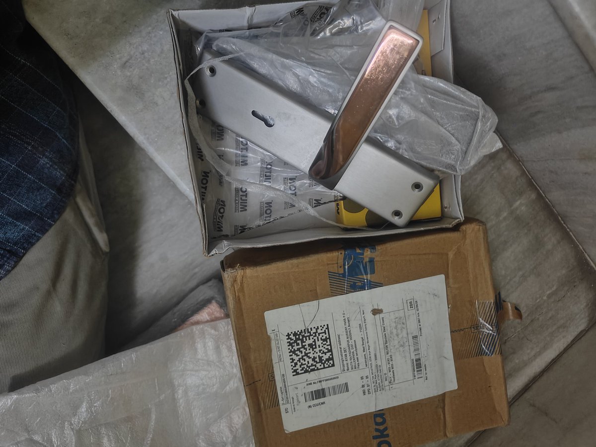 deyayan_1993's tweet photo. Order 6 door lock from Flipkart but received only one, that two a different one. Got no option to connect customer support. Pls look into the matter @flipkartsupport @Flipkart https://t.co/CFgF9JQeCt