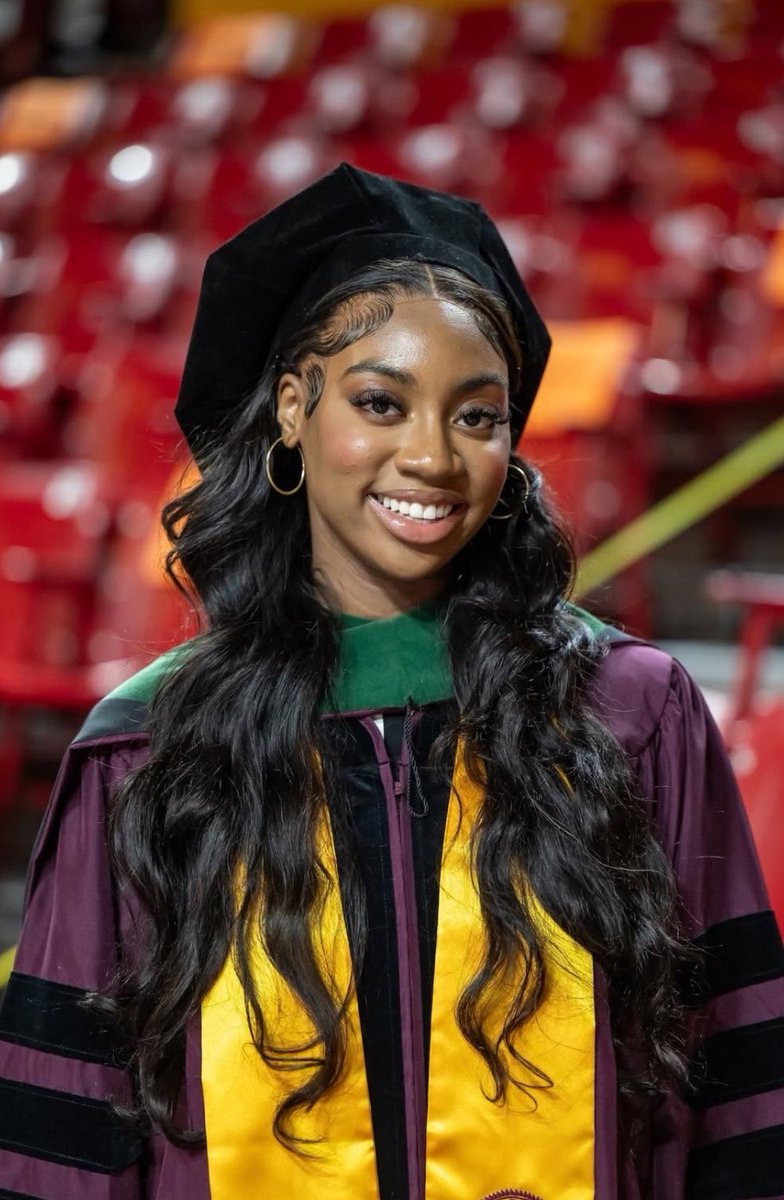 Dorothy Jean Tillman II , the brilliant black 18-year-old from Chicago who started college at age 10 made history by earning her Doctorate in Integrated Behavioral Health from Arizona State University at just 17. Youngest in the program’s history! 👏🏾