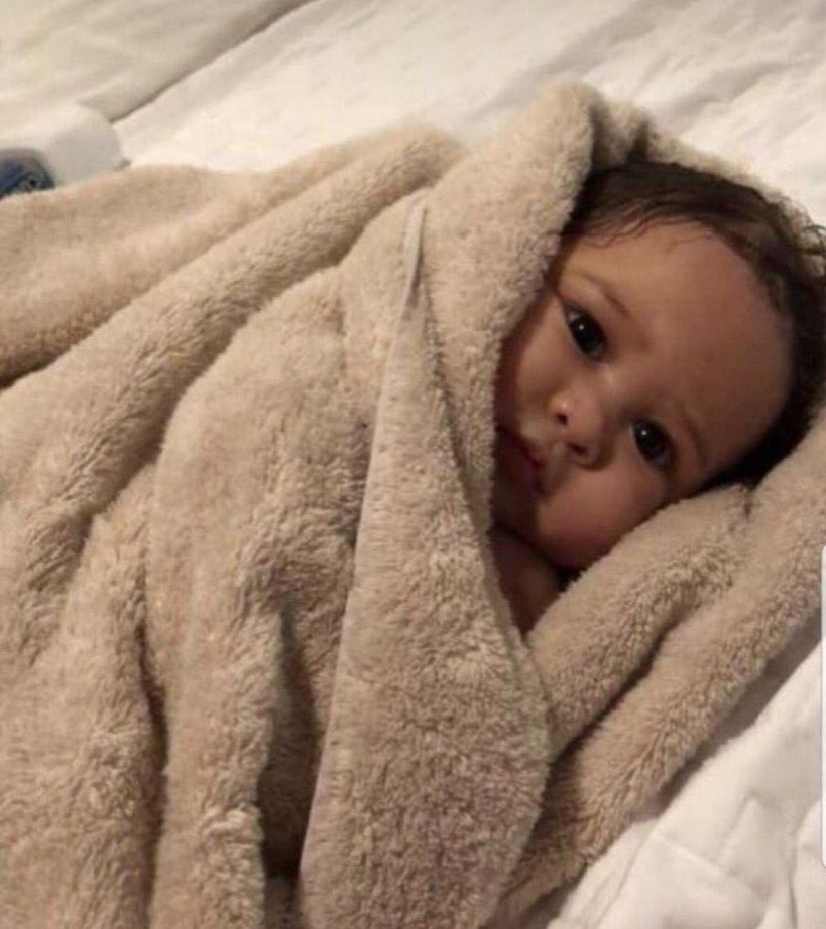 NamaraGloria0's tweet photo. It’s cold. I’m single. But at least my data is Lite. Priorities 😌 #OwnTheLite https://t.co/ellMTo1U0z