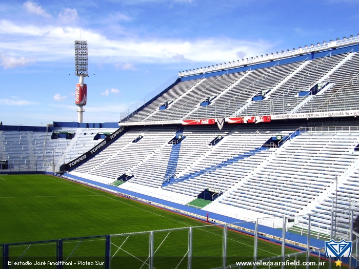 #GELP Para evitar malos entendidos, la CD de Velez decidió que de manera excepcional, para el partido del Domingo, un SOCIO del club pueda comprar una entrada EXTRA para un NO SOCIO. 
No esta permitido el ingreso de neutrales.
Solo un SOCIO de Velez puede invitar a un NO SOCIO.