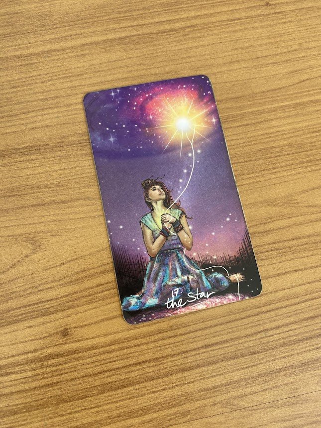 luandsoaress's tweet photo. ♋️ Câncer – Tarot da Semana Sol, Ascendente e Lua

A Estrela chega esta semana como um sopro de alívio. Depois de um período pesado, de tudo aquilo que você carregou e do quanto isso custou, você começa a se reestruturar. As suas forças estão voltando, e a dor está, aos poucos, perdendo o peso que tem.

A vida é assim: ela oscila. Existem momentos no fundo do poço e momentos de pura alegria. Tristeza não significa que algo está errado com você, ela é parte do movimento natural da vida. Todo mundo passa por fases difíceis, e quem passou pelo que você passou sabe o quanto é preciso força pra continuar.

Esta semana te aproxima da leveza, da cura, da felicidade. Não precisa forçar nem apressar nada, só permita que esse novo ciclo entre. Você merece esse respiro. Você merece esse período mais bonito que está chegando.