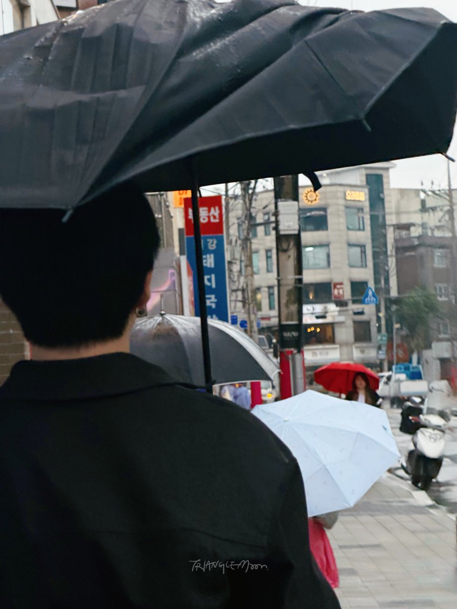 TRIANGLE_TEN's tweet photo. 260507 #문요원님_긴급호출 ‼️

우산도 문종업스럽다🌂ㅋㅋㅋ

#문종업 #MoonJongUp #文鐘業
#문종업_솔로데뷔6주년_축하해
@jongup_official https://t.co/y5MTN9kEv7