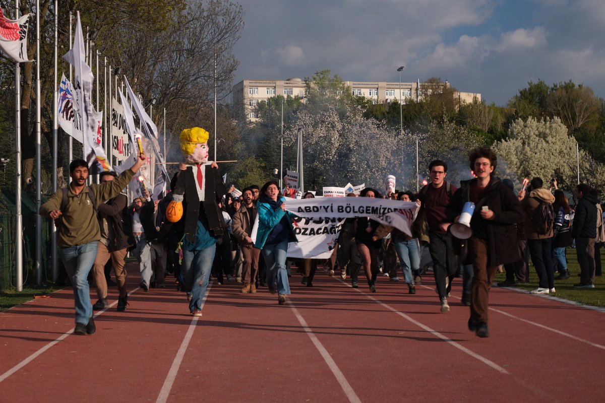 muzirorg's tweet photo. ODTÜ’de Devrim Yürüyüşü nasıl geçti?
Orta Doğu Teknik Üniversitesi’nde 37. Uluslararası Bahar Şenliği kapsamında düzenlenen geleneksel 6 Mayıs Devrim Yürüyüşü’ne binlerce öğrenci katıldı.
@Turkibrahim0 'in foto haberi. 
https://t.co/DmYayHWy9d