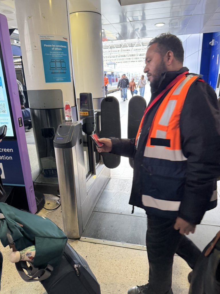 OnlyBeingLuke's tweet photo. @SW_Help I genuinely understand these things happen. And it’s no one’s fault except the equipment. Your priority is to help passengers and give information when needed to help people get on there way. This member of staff is absolutely useless, and he needs to be sacked or disciplined https://t.co/oJqGo83quF