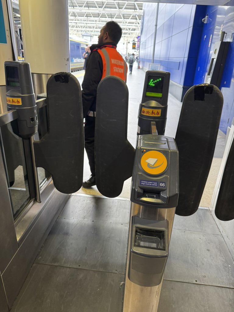 OnlyBeingLuke's tweet photo. @SW_Help I genuinely understand these things happen. And it’s no one’s fault except the equipment. Your priority is to help passengers and give information when needed to help people get on there way. This member of staff is absolutely useless, and he needs to be sacked or disciplined https://t.co/oJqGo83quF