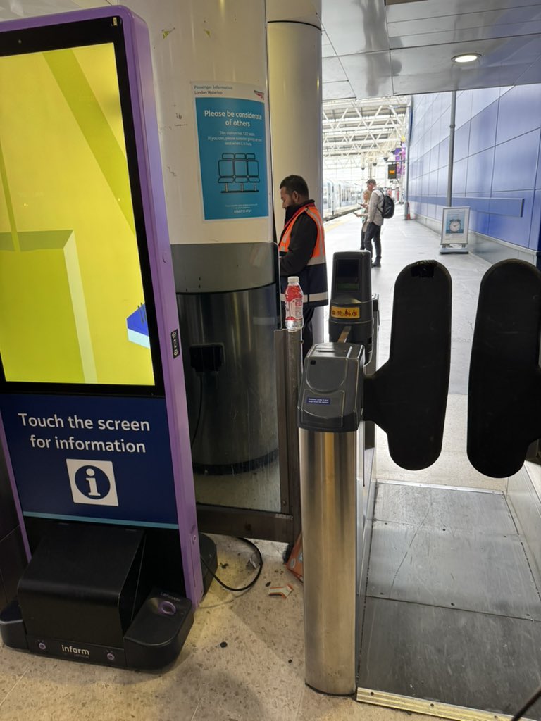 OnlyBeingLuke's tweet photo. @SW_Help I genuinely understand these things happen. And it’s no one’s fault except the equipment. Your priority is to help passengers and give information when needed to help people get on there way. This member of staff is absolutely useless, and he needs to be sacked or disciplined https://t.co/oJqGo83quF