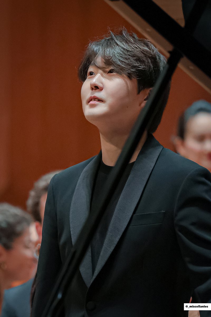 수필 tweet media
