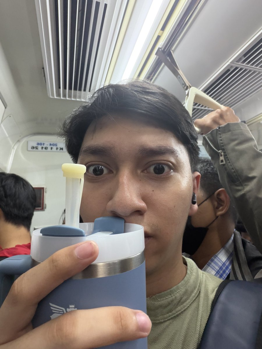 iwalysmh's tweet photo. Not me 2024 beli stanley karena sakit hati di ledekin corcickle kw (karena cat tumblernya rontok) pas lunch sama the interns

Dan beginilah perwujudan stanley quencher 30 oz ketika di bawa commuting naik krl red line : https://t.co/i0p6GXXqVK