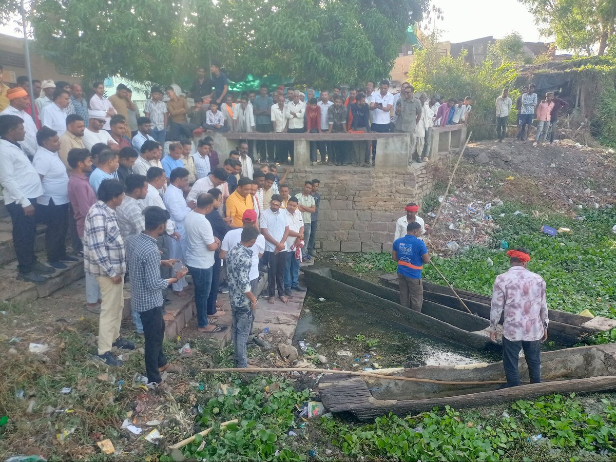mission_yuva's tweet photo. जल गंगा संवर्धन अभियान के तहत समन्ना में जिला प्रशासन दमोह, जनपद पंचायत दमोह द्वारा आयोजित तालाब पर स्वच्छता श्���मदान में 11 अप्रैल 2026 को संस्था स्वयंसेवक द्वारा दमोह सांसद माननीय राहुल सिंह,जिला पंचायत सदस्य प्रतिनिधि माननीय धर्मेन्द्र पटैल की उपस्थिति में । https://t.co/Wf2AoNDqhA