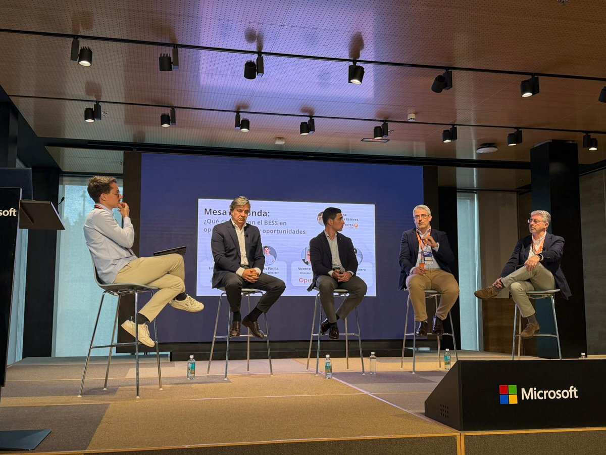 Opengy_ES's tweet photo. Nuestro Director General, Vicente Padrón, ha participado en la jornada “Energía Renovada 2.0” organizada por Wembley Studios y Proyecta PV en Microsoft, donde ha podido compartir la visión de Opengy sobre los retos actuales y futuros del BESS y la IA aplicada al sector renovable. https://t.co/y4CSdLQoEJ