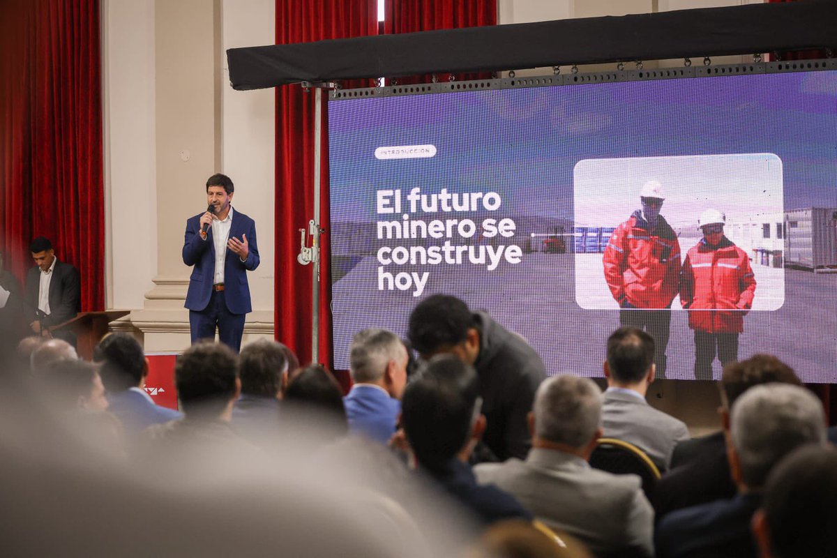 TeresitaMadera's tweet photo. La Rioja tiene una hoja de ruta clara: planificación, estrategia y una política minera seria.

El Plan Quinquenal Minero 2026-2030 es el resultado del trabajo conjunto entre el sector público y el sector privado, pensando un desarrollo real para nuestra provincia.

Queremos una minería con identidad riojana: cuidando el agua, el ambiente y la vida; con transparencia, confianza social y oportunidades que generen trabajo, proveedores y conocimiento riojano.

Como dijo nuestro gobernador @QuintelaRicardo en La Rioja la minería solo tiene lugar si se respeta el territorio y se protege el agua.