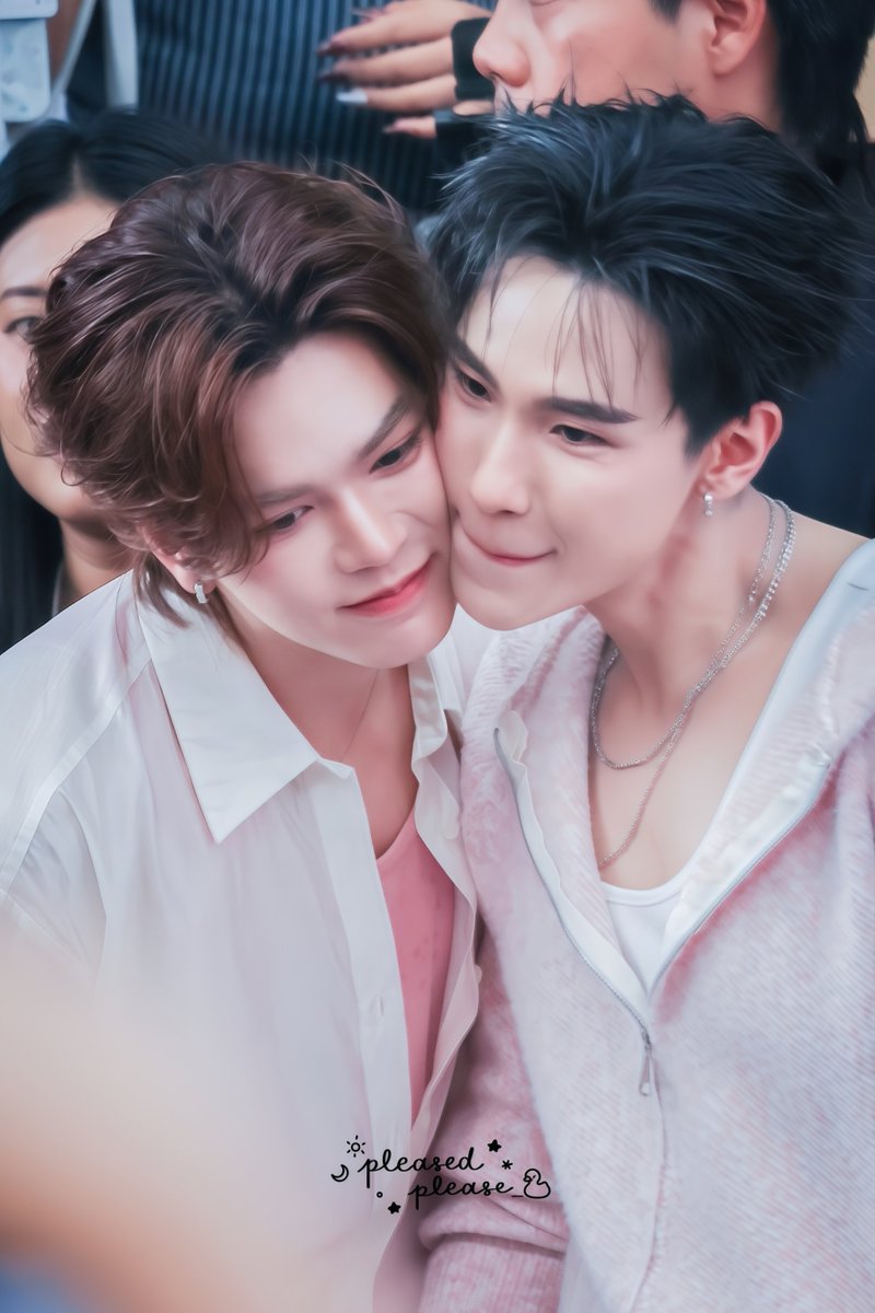 แก้ม แก้ม แก้ม แก้ม 💕✨️

JUNIORMARK WITH BARENBLISS

#barenblissxJuniorMark
#juniormark