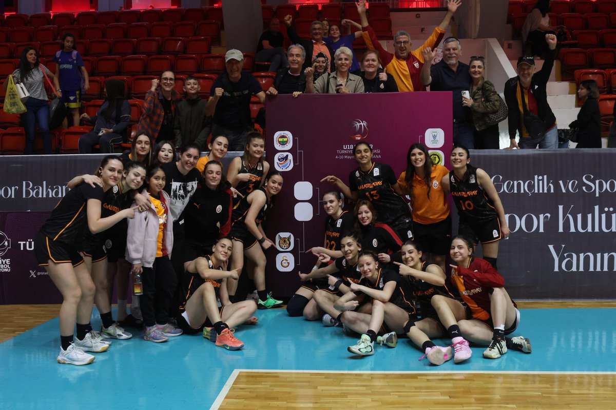 GSbasketakademi's tweet photo. Çeyrek finaldeyiz! 🦁

U18 Kızlar Türkiye Şampiyonası’nda mücadele eden takımımız rakibi Nesibe Aydın’ı 64-60 mağlup ederek adını çeyrek finale yazdırdı.

Galatasaray çeyrek finalde 8 Mayıs Cuma günü saat 15.30’da ÇBK Mersin ile karşılaşacak. https://t.co/hS8xz42Pf7
