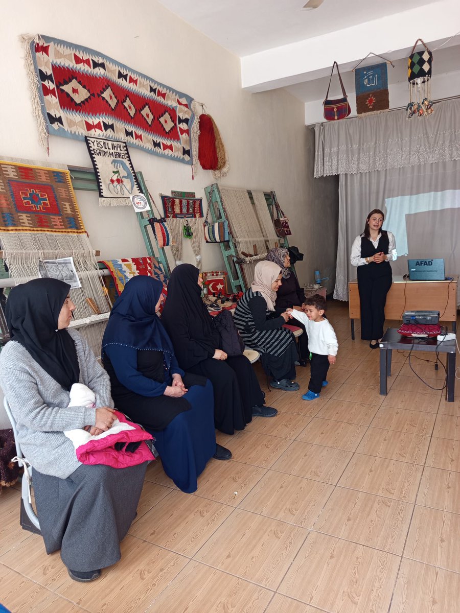 YesilliHem's tweet photo. Kursiyerlerimize yönelik düzenlediğimiz Afet Farkındalık Eğitimleri ile; afet durumlarında doğru davranış biçimleri konusunda bilinçlendirme çalışmaları gerçekleştiriyoruz.
Afetlere karşı bilinçli bireyler, daha güvenli bir toplum demektir. 
@mehmetsadikilic 
@ali_eyyupkoca https://t.co/qYWcL729gb