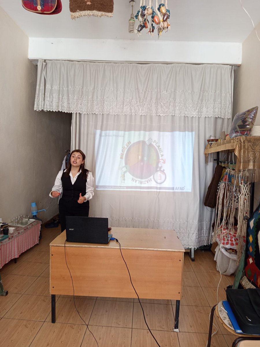 YesilliHem's tweet photo. Kursiyerlerimize yönelik düzenlediğimiz Afet Farkındalık Eğitimleri ile; afet durumlarında doğru davranış biçimleri konusunda bilinçlendirme çalışmaları gerçekleştiriyoruz.
Afetlere karşı bilinçli bireyler, daha güvenli bir toplum demektir. 
@mehmetsadikilic 
@ali_eyyupkoca https://t.co/qYWcL729gb