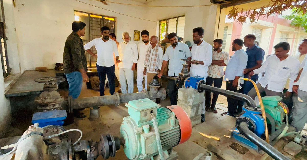 IParitalaSriram's tweet photo. ధర్మవరం పట్టణంలో నెలకొన్న తీవ్ర తాగునీటి ఎద్దడిపై సత్యసాయి జిల్లా కలెక్టర్ గారికి నేను ఇచ్చిన వినతి పత్రంపై అధికారులు స్పందించారు. గత రెండు నెలలుగా ధర్మవరం పట్టణంలో కొన్ని ప్రాంతాలలో దాదాపు 10 నుంచి 15 రోజులు వరకు త్రాగునీరు రాకపోవడంతో ప్రజా దర్బార్ లో ప్రజలు నా దృష్టికి తీసుకురాగా.. తక్షణమే సత్యసాయి జిల్లా కలెక్టర్ గారిని కలిసి సమస్యను వారి దృష్టికి తీసుకువెళ్లడం జరిగింది. అమృత్ 2.O పథకం ద్వారా ధర్మవరం పట్టణ నీటి ఎద్దడి నివారణకు 31.73 కోట్లతో మోటర్లు, పైపులైన్లు,మరియు ధర్మవరం పట్టణంలో మూడు ఓవర్ హెడ్ ట్యాంకులు నిర్మించడానికి కేంద్ర రాష్ట్ర ప్రభుత్వాలు సంయుక్తంగా నిధులు మంజూరు చేశాయి. 
వాటిపై ఈరోజు జిల్లా పబ్లిక్ హెల్త్ అధికారి మరియు టెండర్లు దక్కించుకున్న జెఎస్డబ్ల్యు మేనేజర్ తదితరులు పార్నపల్లి  పంప్ హౌస్ ను  పరిశీలించడం జరిగింది. ధర్మవరం పట్టణానికి ప్రస్తుతం 25 MLD నీటి సరఫరా జరుగుతోందని, ఆదనపు నిధులు వినియోగం ద్వారా పట్టణానికి 35 MLD నీటి సామర్థ్యం పెరగడం జరుగుతుందని వీటి పనులు ఒక నెలలో ప్రారంభమవుతాయి. 
తాగునీటి ఎద్దడి పై తనే స్వయంగా పరిశీలించడానికి, ఎర్రగుంట సర్కిల్ లో గల పంప్ హౌస్ ను ఈరోజు పరిశీలించాను. సంబంధిత మున్సిపల్ డి.ఈ గారితో నీటి సమస్య అడిగి తెలుసుకున్నాను. పూర్వపు మోటర్లు పూర్తిస్థాయిలో  మోరాయిస్తున్నాయని కొన్ని కాలిపోయాయని 30 లక్షల రూపాయలతో  కొత్తగా 6 మోటర్లకు టెండర్లు పిలిచామని 10 నుండి 15 రోజుల్లో పూర్తిస్థాయిలో ధర్మవరం పట్టణంలో నీటి సమస్య రాకుండా చొరవ  తీసుకుంటామని అధికారులు తెలిపారు. అనంతరం అక్కడి నుంచి మున్సిపల్ కార్యాలయంలో కమిషనర్,శానిటేషన్, ఇంజనీరింగ్,టౌన్ ప్లానింగ్ అధికారులతో ప్రత్యేక సమావేశం నిర్వహించి.. పట్టణంలో కొన్నిచోట్ల త్రాగునీటి సమస్య,డ్రైన్స్ సమస్య చెత్తసేకరణ జరగడంలేదని, అధికారులు వీటిపై  నిర్లక్ష్యం వహించవద్దని తక్షణమే అధికారులంతా కలిసి సమస్యలను పరిష్కరించాలని కమిషనర్, సంబంధిత అధికారులను కోరడం జరిగింది.
అదేవిధంగా జోన్ 3లో గల ప్రియాంకనగర్, ఎల్సికేపురం,ఎంజి కాలనీ,వైయస్సార్ కాలనీ ఇందిరమ్మ కాలనీ కేతిరెడ్డి కాలనీ L1,L2, L3,L4 ఏరియాలలో  త్రాగునీటి సమస్య తీవ్రంగా ఉందని తక్షణమే పై కాలనీలో నీటి సమస్య రాకుండా ఏడు రోజుల్లో త్రాగు నీటి  సమస్య పరిష్కరించాలని అధికారులను కోరాను.
అలాగే జోన్లవారీగా ప్రత్యేక వాట్సాప్ గ్రూపులు ఏర్పాటు చేసి అధికారులతో పాటు టిడిపి,బిజెపి,జనసేన నాయకులను కూడా వాట్సాప్ గ్రూప్ లో చేర్చి త్రాగునీటి సమస్యపై ఎప్పటికప్పుడు స్పందించే విధంగా చొరవ తీసుకోవాలని కమిషనర్ ను కోరాను. హిందూ స్మశాన వాటికపై కూడా కమిషనర్ తో చర్చించడం జరిగింది. హిందూ స్మశాన వాటికలో బర్నింగ్ మిషన్ ఏర్పాటు పై  వెంటనే చొరవ తీసుకోవాలని కమిషనర్ ను కోరాను. ఈ సమస్యలన్ని వారంలో పరిష్కరిస్తామని కమిషనర్ హామీ ఇచ్చారు.

#ParitalaSreeram
#TeamParitala
