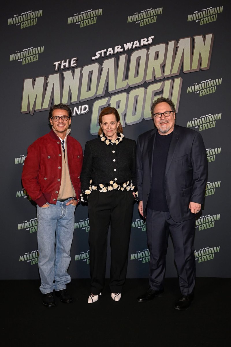 RexStudiosParis's tweet photo. De nouveaux autographes exclusifs viennent enrichir notre collection ! 🤩✨

Un immense merci à Pedro Pascal, Sigourney Weaver et Jon Favreau d’avoir laissé au #GrandRex un souvenir unique de leur passage lors du Fan Event de #TheMandalorianandGrogu. https://t.co/pzaEWxPtgT