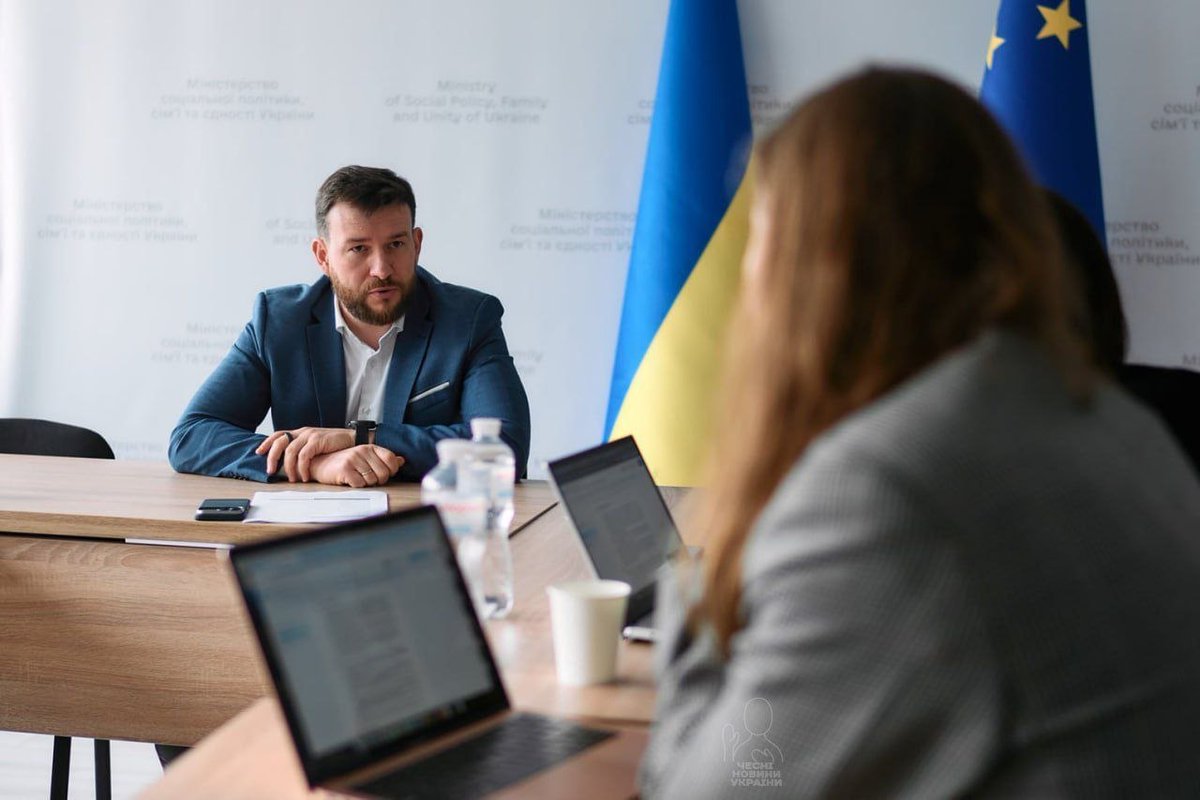 Україна хоче отримати дані про всіх своїх громадян у ЄС для підготовки їхнього повернення, – міністр соцполітики Улютін.
Умови повернення вже обговорили із Єврокомісаром.
 А ви у людей запитали, чи вони хочуть повертатися в країну мрії Зеленського? А чи багатьом з них є куди