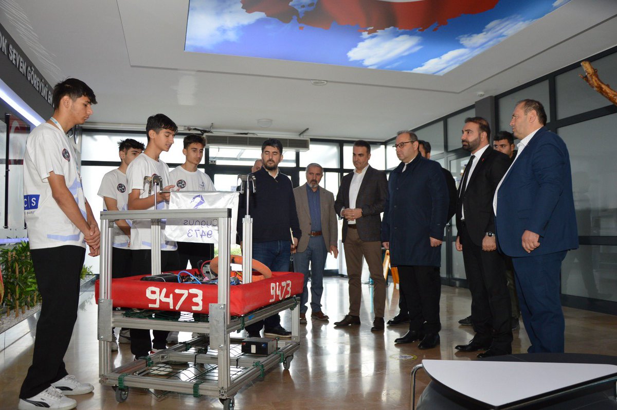 TayfunOzyolcu's tweet photo. Atölyelerde yükselen her emek, aslında güçlü yarınlarımızın sessiz ama kararlı imzasıdır.
@Yusuf__Tekin @MucahitYentur 

#MaarifinKalbindeMarifetliGençlik https://t.co/MjtFZu9nYr