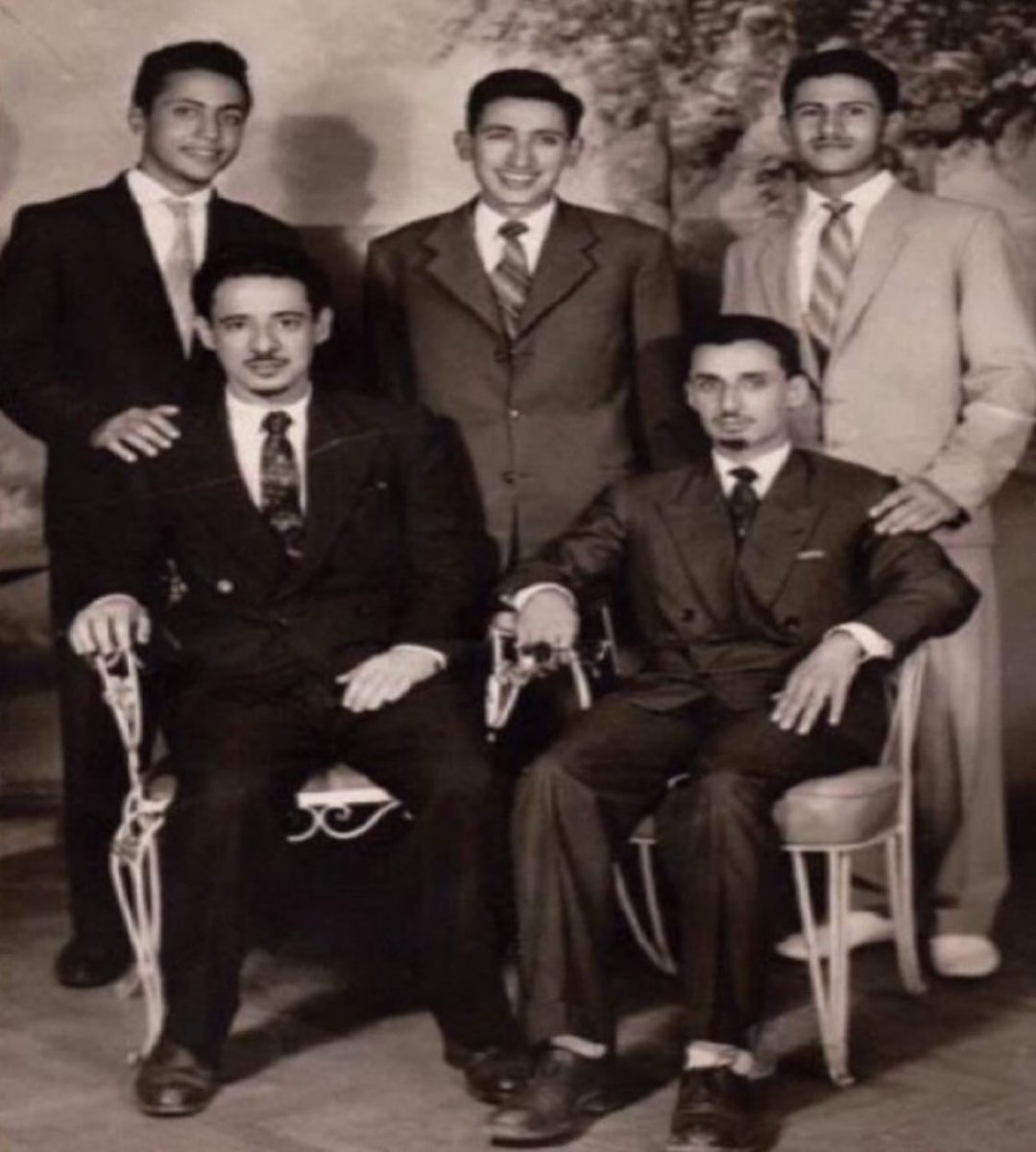 alshrefalnami's tweet photo. صورة من السبيعنات الميلادية يظهر بها

الشريف محمد بن ابراهيم النعمي ( رحمه الله )
في القاهرة.

ويظهر الشريف محمد جالسًا على اليمين
وجالسًا على يساره الشيخ سعيد ابو ملحه
الواقفون من اليمين الشيخ محمد بن عبدالوهاب ابو ملحه
الدكتور حسن بن عياف القحطاني
المهندس هاني ابو غزالة. https://t.co/iqGlWYAVCV