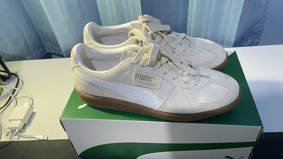 12sep1997's tweet photo. 📣 ส่งต่อรองเท้า PUMA ค่า 
ซื้อจาก shop ใน shoppee ราคา 3,500 บาท
ขายต่อ 2,000 บาทค่า 
ไซส์ 40.5 👟 🙏🏼
ใส่ 1 ครั้งถ้วน เพราะหลวมเกินค่า 
มีรอยเปื้อนนิดหน่อยค่า

#รองเท้ามือสอง #puma #ส่งต่อรองเท้า
#ตลาดมือสอง https://t.co/XtRYvvKiPC