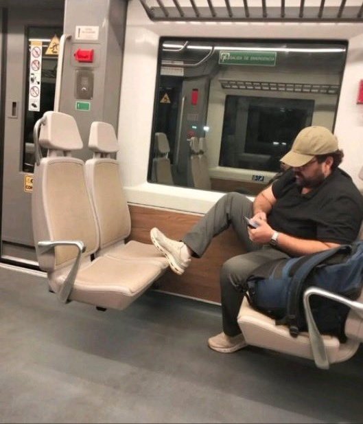 Se queja del transporte público y el cerdo de Marcel Carrillo hace mal uso de este, poniendo los pies arriba del asiento