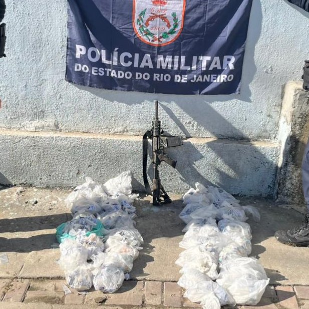 RioWarz21's tweet photo. 🚨 URGENTE

Acaba de ser preso pela Polícia Militar o traficante Deco, um dos chefes da Cidade de Deus (CV); Deco também é irmão do Sam, o chefe da comunidade.

O que também chamou a atenção foi o fato dele estar sem o seu braço; Ele teria perdido em um confronto com Policiais. https://t.co/F3RWpHfdnP