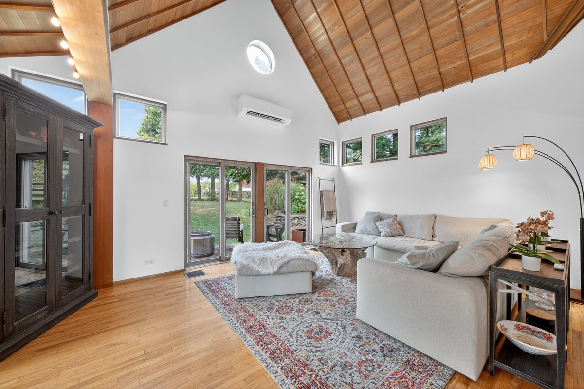 tuxedoparkhomes's tweet photo. PRICE IMPROVED!  This unique stone colonial and contemporary masterpiece now has an improved price of $999,500. Just over an hour to NYC, Come tour at the Public Open House:    Sunday 5/17  12pm - 2pm. #SothebysRealty #JacobMatthewsRealtor https://t.co/BIKNq3wHof